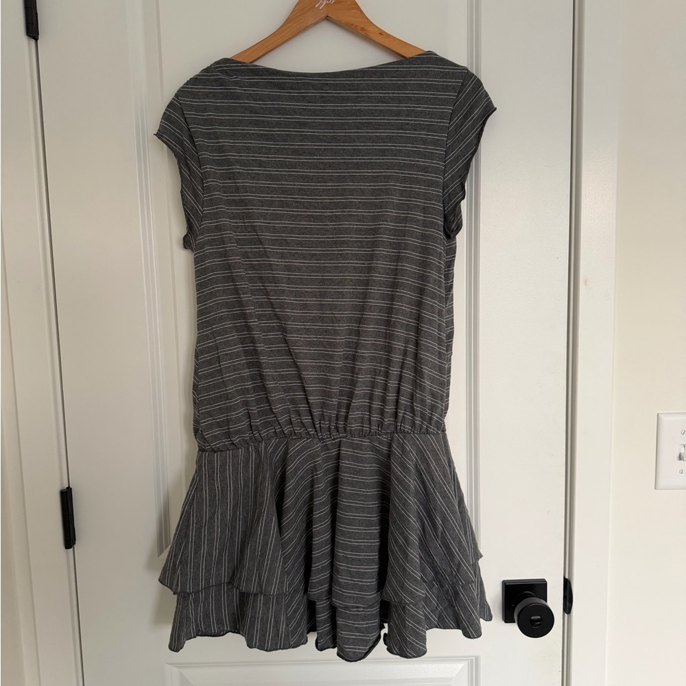 ❌sold❌ Gray Stripe Ruffle Mini Dress Wide Neck Size 6 Casual - Picture 5 of 5